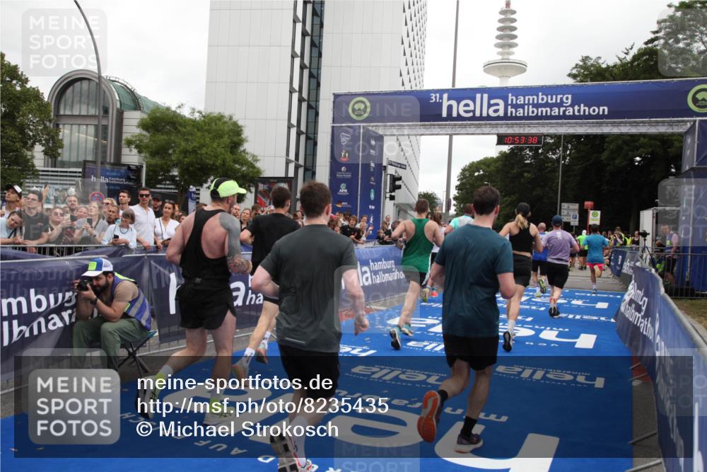29.06.2025 - hella hamburg halbmarathon Michael Strokosch http://msf.ph/oto/8235435 29.06.2025 10:53:37 Ziel 1030, 1061, 1098, 1499, 1502, 1783, 2070, 3399, 5866, 6628, 6762, 10549, 11068, 12909, 13912, 15113, 15497, 15856, 17710, 18450, 18612, 18666 meine-sportfotos.de