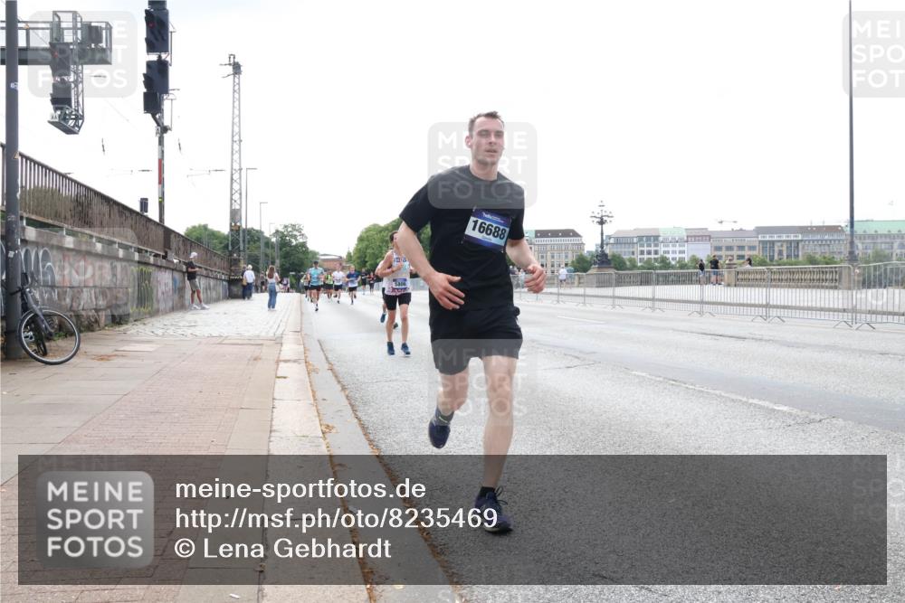 29.06.2025 - hella hamburg halbmarathon Lena Gebhardt http://msf.ph/oto/8235469 29.06.2025 10:09:29 Lombardsbrücke 1147, 1188, 1456, 1483, 1513, 1823, 1838, 2978, 4859, 5806, 5885, 6674, 7187, 8090, 8685, 9297, 9306, 9718, 9988, 10194, 10819, 11067, 11496, 12156, 12509, 12862, 13210, 13660, 13739, 14736, 15697, 16688, 16918, 17347, 17630, 18440, 18505, 18726, 18727, 19166, 19242 meine-sportfotos.de