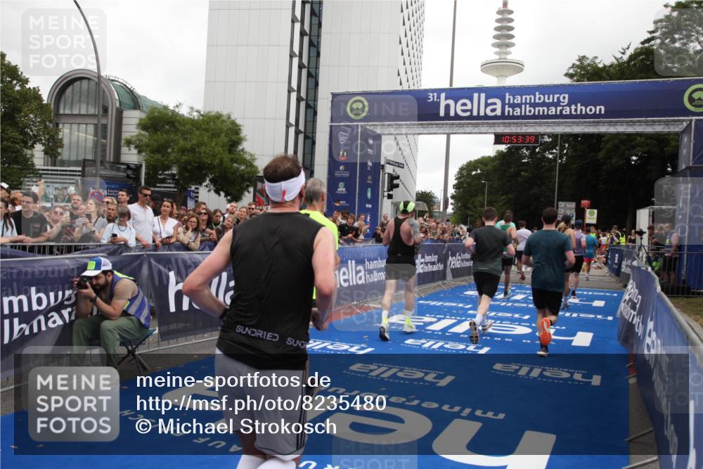 29.06.2025 - hella hamburg halbmarathon Michael Strokosch http://msf.ph/oto/8235480 29.06.2025 10:53:38 Ziel 1030, 1061, 1098, 1499, 1502, 1783, 2070, 2630, 3399, 3819, 5866, 6628, 6762, 10549, 11068, 12632, 12909, 15113, 15497, 15856, 17710, 18450, 18612, 18666, 18715 meine-sportfotos.de