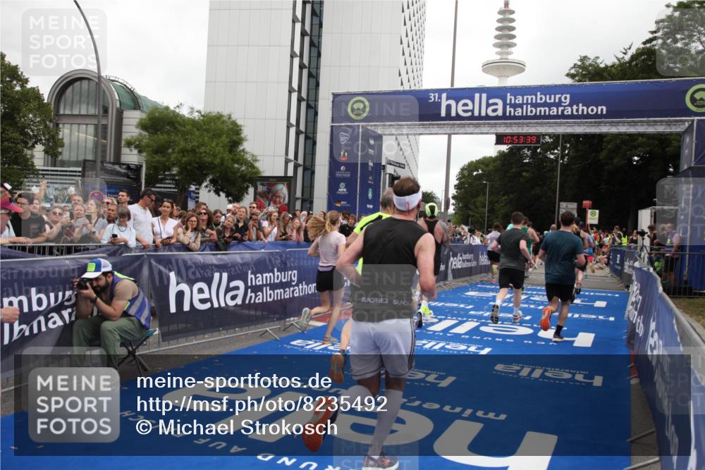 29.06.2025 - hella hamburg halbmarathon Michael Strokosch http://msf.ph/oto/8235492 29.06.2025 10:53:38 Ziel 1030, 1061, 1098, 1499, 1502, 1783, 2070, 2630, 3399, 3819, 5866, 6628, 6762, 10549, 11068, 12632, 12909, 15113, 15497, 15856, 17710, 18450, 18612, 18666, 18715 meine-sportfotos.de