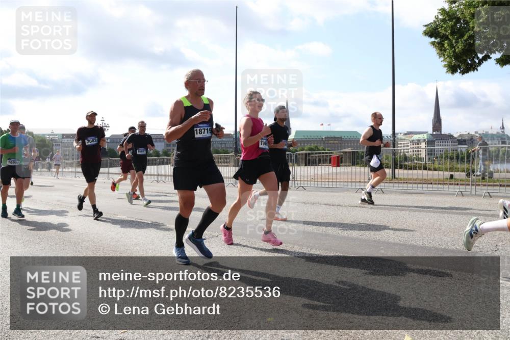 29.06.2025 - hella hamburg halbmarathon Lena Gebhardt http://msf.ph/oto/8235536 29.06.2025 09:56:13 Lombardsbrücke 1061, 1143, 1216, 1257, 1267, 1452, 1499, 1502, 1507, 1592, 1689, 2083, 2250, 2260, 2504, 2818, 2864, 2884, 2953, 3060, 3256, 3296, 3543, 3692, 3945, 4033, 4077, 4127, 4324, 4346, 4557, 4601, 4833, 5116, 5482, 5600, 5607, 5978, 6115, 6134, 6168, 6511, 6512, 6994, 7056, 7100, 7178, 7224, 7332, 7583, 7943, 8335, 8514, 8968, 8989, 8996, 9246, 9537, 10596 meine-sportfotos.de