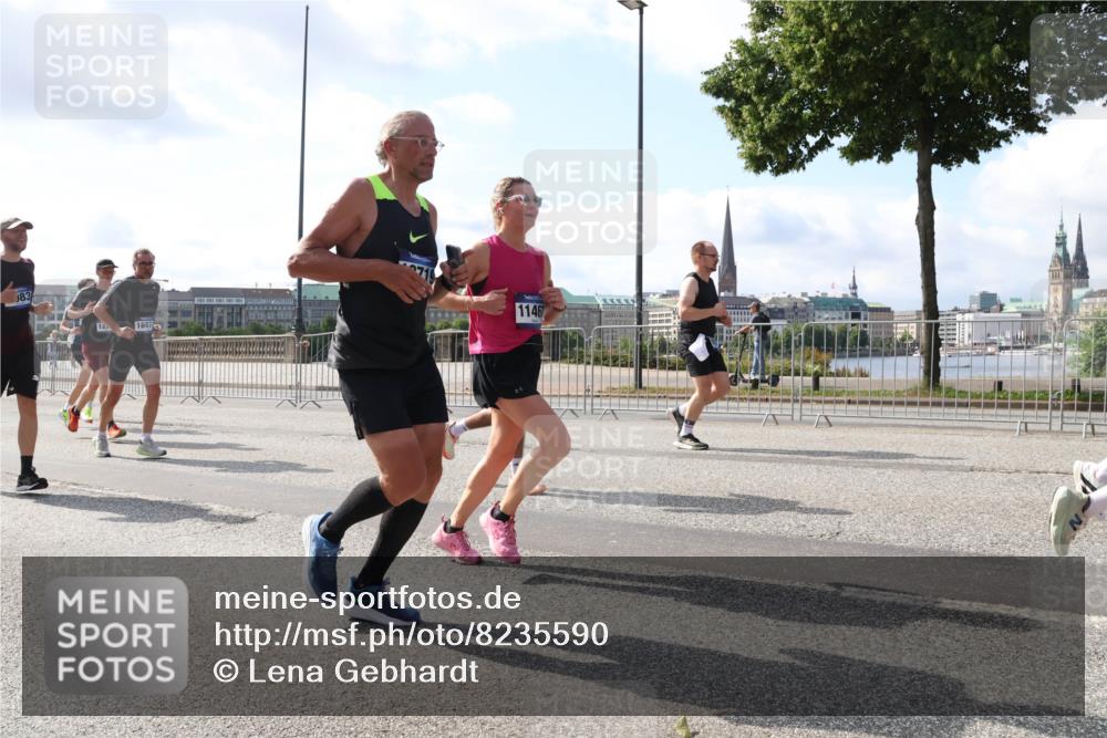 29.06.2025 - hella hamburg halbmarathon Lena Gebhardt http://msf.ph/oto/8235590 29.06.2025 09:56:14 Lombardsbrücke 1061, 1143, 1216, 1257, 1267, 1452, 1499, 1502, 1507, 1592, 1689, 2082, 2083, 2250, 2260, 2504, 2771, 2818, 2864, 2884, 2953, 3060, 3256, 3296, 3543, 3692, 4033, 4077, 4127, 4324, 4346, 4557, 4601, 4833, 5116, 5482, 5600, 5607, 5978, 6115, 6134, 6168, 6511, 6512, 6994, 7056, 7100, 7178, 7224, 7332, 7583, 7943, 8335, 8514, 8968, 8989, 8996, 9246, 9537, 10596 meine-sportfotos.de