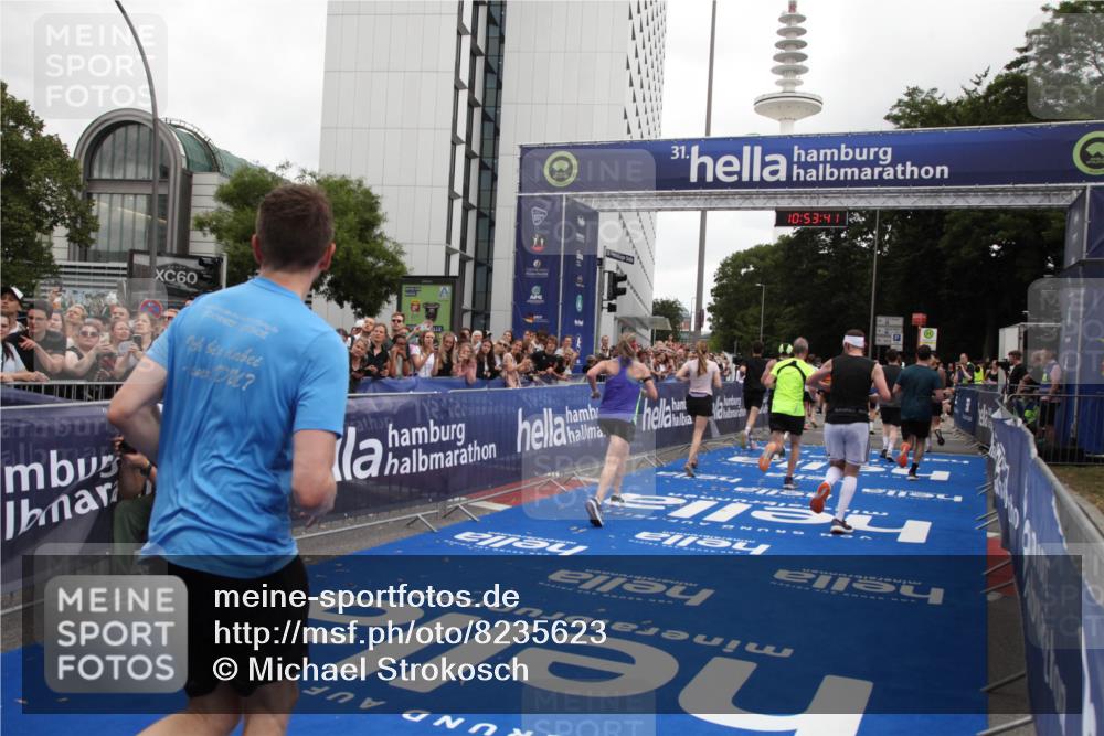29.06.2025 - hella hamburg halbmarathon Michael Strokosch http://msf.ph/oto/8235623 29.06.2025 10:53:40 Ziel 1030, 1061, 1098, 1499, 1502, 1783, 2058, 2070, 2630, 3399, 3819, 6628, 6762, 10549, 11604, 12632, 13865, 15061, 15113, 15497, 15856, 16092, 18143, 18450, 18612, 18666, 18715 meine-sportfotos.de
