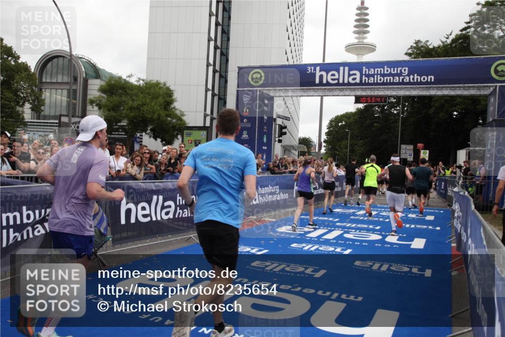 29.06.2025 - hella hamburg halbmarathon Michael Strokosch http://msf.ph/oto/8235654 29.06.2025 10:53:40 Ziel 1030, 1061, 1098, 1499, 1502, 1783, 2058, 2070, 2630, 3399, 3819, 6628, 6762, 10549, 11604, 12632, 13865, 15061, 15113, 15497, 15856, 16092, 18143, 18450, 18612, 18666, 18715 meine-sportfotos.de