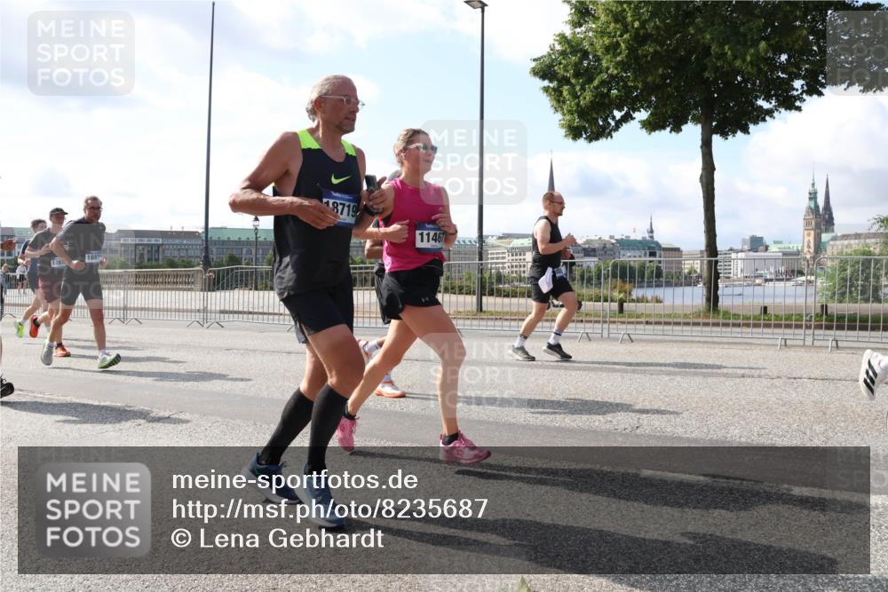 29.06.2025 - hella hamburg halbmarathon Lena Gebhardt http://msf.ph/oto/8235687 29.06.2025 09:56:14 Lombardsbrücke 1061, 1143, 1216, 1257, 1267, 1452, 1499, 1502, 1507, 1592, 1689, 2082, 2083, 2250, 2260, 2504, 2771, 2818, 2864, 2884, 2953, 3060, 3256, 3296, 3543, 3692, 4033, 4077, 4127, 4324, 4346, 4557, 4601, 4833, 5116, 5482, 5600, 5607, 5978, 6115, 6134, 6168, 6511, 6512, 6994, 7056, 7100, 7178, 7224, 7332, 7583, 7943, 8335, 8514, 8968, 8989, 8996, 9246, 9537, 10596 meine-sportfotos.de