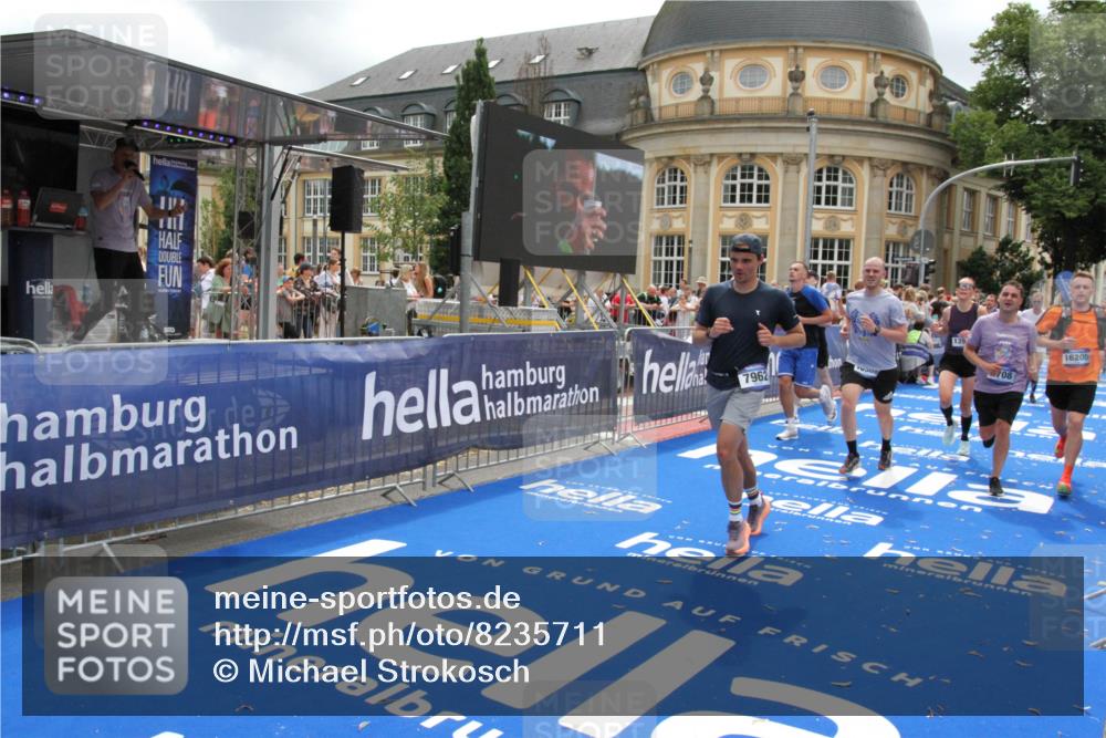 29.06.2025 - hella hamburg halbmarathon Michael Strokosch http://msf.ph/oto/8235711 29.06.2025 10:47:45 Ziel 2708, 5915, 7962, 10988, 11283, 12679, 13948, 14618, 15478, 16205, 17229, 18430, 18970 meine-sportfotos.de