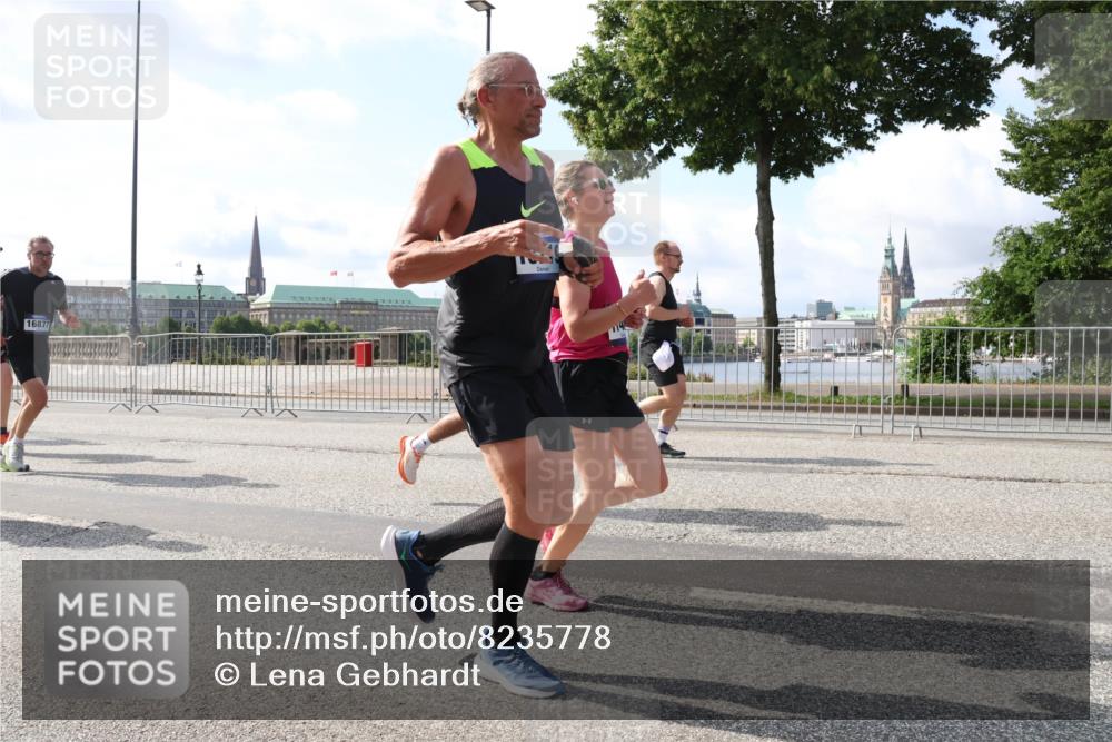 29.06.2025 - hella hamburg halbmarathon Lena Gebhardt http://msf.ph/oto/8235778 29.06.2025 09:56:14 Lombardsbrücke 1061, 1143, 1216, 1257, 1267, 1452, 1499, 1502, 1507, 1592, 1689, 2082, 2083, 2250, 2260, 2504, 2771, 2818, 2864, 2884, 2953, 3060, 3256, 3296, 3543, 3692, 4033, 4077, 4127, 4324, 4346, 4557, 4601, 4833, 5116, 5482, 5600, 5607, 5978, 6115, 6134, 6168, 6511, 6512, 6994, 7056, 7100, 7178, 7224, 7332, 7583, 7943, 8335, 8514, 8968, 8989, 8996, 9246, 9537, 10596 meine-sportfotos.de