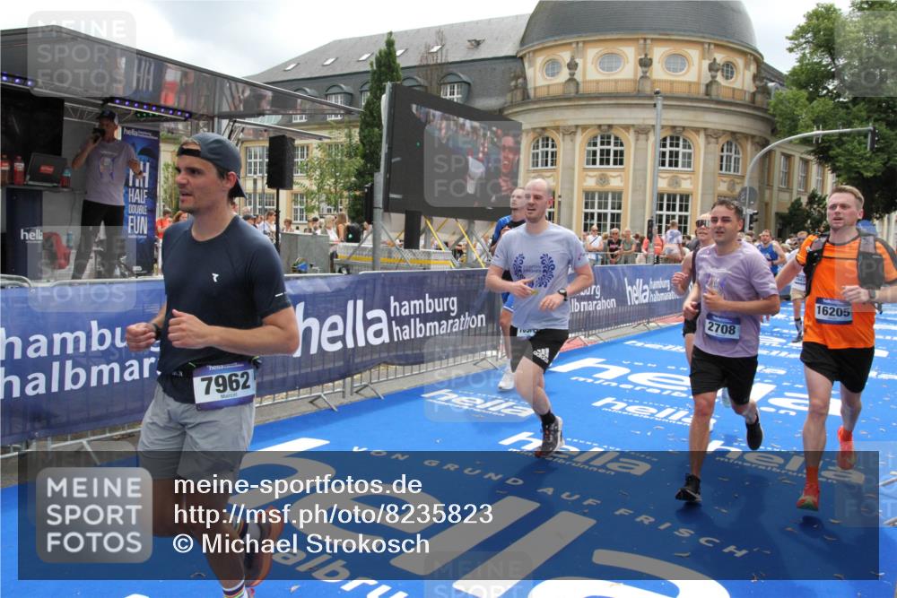 29.06.2025 - hella hamburg halbmarathon Michael Strokosch http://msf.ph/oto/8235823 29.06.2025 10:47:46 Ziel 2340, 2708, 5915, 7962, 10988, 11283, 12679, 13948, 15478, 16205, 17229, 18430 meine-sportfotos.de
