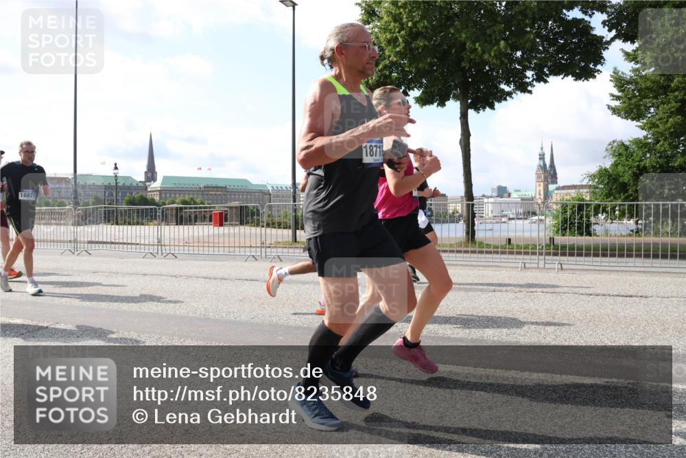 29.06.2025 - hella hamburg halbmarathon Lena Gebhardt http://msf.ph/oto/8235848 29.06.2025 09:56:14 Lombardsbrücke 1061, 1143, 1216, 1257, 1267, 1452, 1499, 1502, 1507, 1592, 1689, 2082, 2083, 2250, 2260, 2504, 2771, 2818, 2864, 2884, 2953, 3060, 3256, 3296, 3543, 3692, 4033, 4077, 4127, 4324, 4346, 4557, 4601, 4833, 5116, 5482, 5600, 5607, 5978, 6115, 6134, 6168, 6511, 6512, 6994, 7056, 7100, 7178, 7224, 7332, 7583, 7943, 8335, 8514, 8968, 8989, 8996, 9246, 9537, 10596 meine-sportfotos.de
