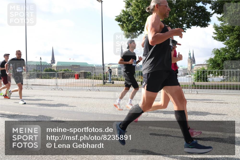 29.06.2025 - hella hamburg halbmarathon Lena Gebhardt http://msf.ph/oto/8235891 29.06.2025 09:56:14 Lombardsbrücke 1061, 1143, 1216, 1257, 1267, 1452, 1499, 1502, 1507, 1592, 1689, 2082, 2083, 2250, 2260, 2504, 2771, 2818, 2864, 2884, 2953, 3060, 3256, 3296, 3543, 3692, 4033, 4077, 4127, 4324, 4346, 4557, 4601, 4833, 5116, 5482, 5600, 5607, 5978, 6115, 6134, 6168, 6511, 6512, 6994, 7056, 7100, 7178, 7224, 7332, 7583, 7943, 8335, 8514, 8968, 8989, 8996, 9246, 9537, 10596 meine-sportfotos.de
