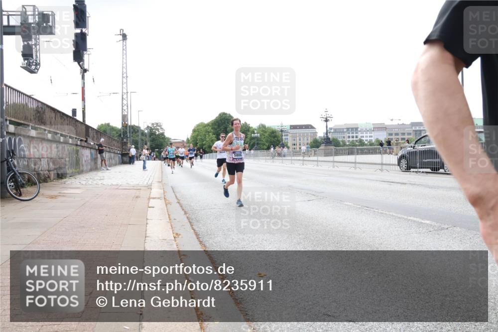 29.06.2025 - hella hamburg halbmarathon Lena Gebhardt http://msf.ph/oto/8235911 29.06.2025 10:09:30 Lombardsbrücke 1147, 1188, 1456, 1483, 1513, 1823, 1838, 2978, 4859, 5806, 5885, 6674, 7187, 8090, 8685, 9297, 9306, 9718, 9988, 10194, 10819, 11067, 11496, 12156, 12255, 12509, 12862, 13210, 13660, 13739, 14736, 15697, 16688, 16918, 17347, 17630, 18440, 18726, 18727, 19166, 19242 meine-sportfotos.de