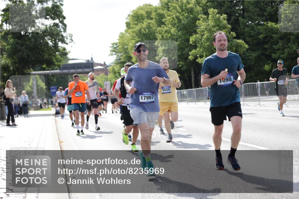 29.06.2025 - hella hamburg halbmarathon Jannik Wohlers http://msf.ph/oto/8235969 29.06.2025 09:53:34 Lombardsbrücke 1098, 1413, 1476, 1902, 2270, 2516, 2823, 4235, 4237, 4949, 5115, 5528, 6198, 6309, 6575, 7167, 7734, 8023, 8269, 8928, 9030, 9043, 9105, 9482, 9619, 10792, 11077, 11936, 12084, 12679, 13223, 13225, 13297, 13554, 14415, 14618, 14619, 14730, 15026, 15365, 15611, 15784, 15851, 15950, 16081, 16136, 16466, 16475, 16549, 16624, 16625, 16677, 17033, 17363, 17376, 17451, 17864, 17997, 18249, 18718, 18790, 18873, 19112 meine-sportfotos.de