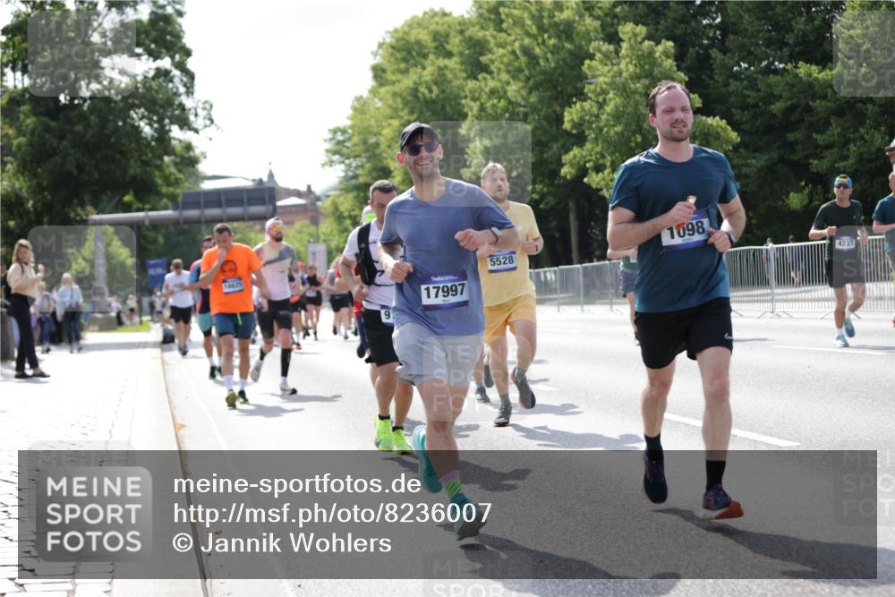 29.06.2025 - hella hamburg halbmarathon Jannik Wohlers http://msf.ph/oto/8236007 29.06.2025 09:53:34 Lombardsbrücke 1098, 1413, 1476, 1902, 2270, 2516, 2823, 4235, 4237, 4949, 5115, 5528, 6198, 6309, 6575, 7167, 7734, 8023, 8269, 8928, 9030, 9043, 9105, 9482, 9619, 10792, 11077, 11936, 12084, 12679, 13223, 13225, 13297, 13554, 14415, 14618, 14619, 14730, 15026, 15365, 15611, 15784, 15851, 15950, 16081, 16136, 16466, 16475, 16549, 16624, 16625, 16677, 17033, 17363, 17376, 17451, 17864, 17997, 18249, 18718, 18790, 18873, 19112 meine-sportfotos.de