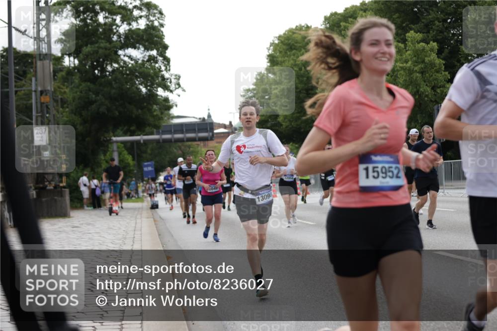 29.06.2025 - hella hamburg halbmarathon Jannik Wohlers http://msf.ph/oto/8236027 29.06.2025 10:28:46 Lombardsbrücke 1230, 2688, 4161, 4362, 4373, 4982, 6345, 7169, 7449, 8048, 10198, 10641, 10808, 11989, 12099, 12404, 12442, 12958, 13090, 15952, 15955, 16673, 18414 meine-sportfotos.de
