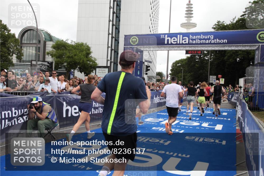 29.06.2025 - hella hamburg halbmarathon Michael Strokosch http://msf.ph/oto/8236137 29.06.2025 10:53:47 Ziel 2058, 2082, 2518, 2630, 3819, 5399, 5607, 6877, 7177, 8285, 8335, 10895, 11588, 11589, 11604, 12632, 13865, 14702, 14818, 15061, 15441, 16092, 17482, 18143, 18514, 18715 meine-sportfotos.de
