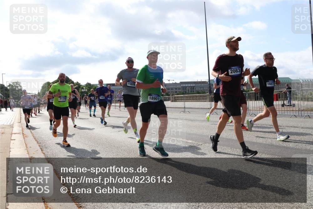 29.06.2025 - hella hamburg halbmarathon Lena Gebhardt http://msf.ph/oto/8236143 29.06.2025 09:56:15 Lombardsbrücke 1061, 1143, 1216, 1257, 1267, 1452, 1499, 1502, 1507, 1592, 1689, 2082, 2083, 2250, 2260, 2504, 2771, 2818, 2864, 2884, 2953, 2996, 3060, 3256, 3296, 3543, 3692, 4033, 4077, 4127, 4346, 4557, 4601, 4833, 5116, 5482, 5600, 5607, 5978, 6115, 6134, 6168, 6511, 6512, 6994, 7056, 7100, 7178, 7224, 7332, 7383, 7583, 7943, 8335, 8514, 8968, 8989, 8996, 9246, 9537, 10596 meine-sportfotos.de