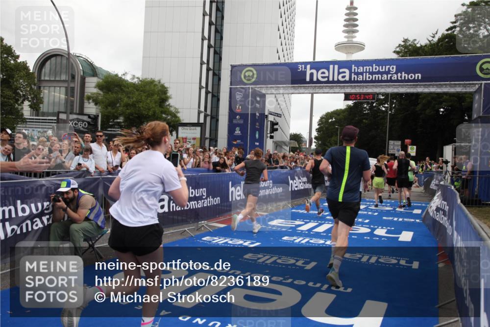 29.06.2025 - hella hamburg halbmarathon Michael Strokosch http://msf.ph/oto/8236189 29.06.2025 10:53:48 Ziel 1422, 2058, 2082, 2518, 5399, 5607, 6877, 7177, 8285, 8335, 10529, 10895, 11588, 11589, 11604, 13865, 14702, 14818, 15061, 15441, 16092, 17482, 17740, 18143, 18249, 18514 meine-sportfotos.de