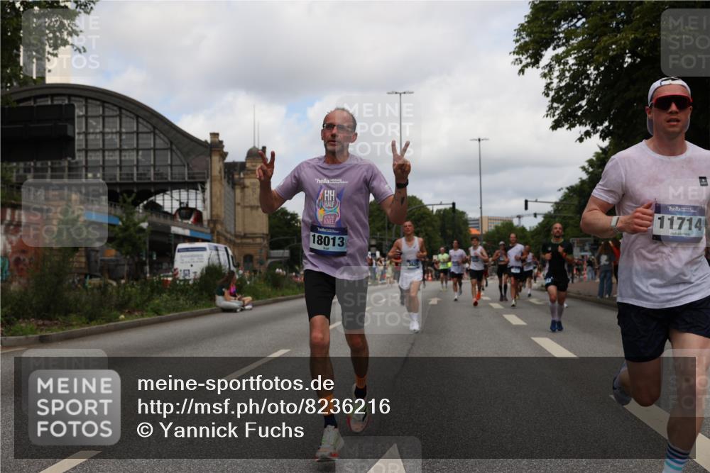 29.06.2025 - hella hamburg halbmarathon Yannick Fuchs http://msf.ph/oto/8236216 29.06.2025 10:34:31 20KM 1358, 1603, 1975, 2573, 2826, 2972, 3547, 3626, 4381, 4398, 4766, 4888, 5752, 6149, 6152, 7495, 7622, 8346, 8467, 8574, 8933, 9116, 9540, 11284, 11714, 11806, 12046, 12091, 13190, 14077, 14699, 15421, 15813, 15828, 16580, 17425, 17792, 17916, 17973, 18013, 18154, 18979 meine-sportfotos.de