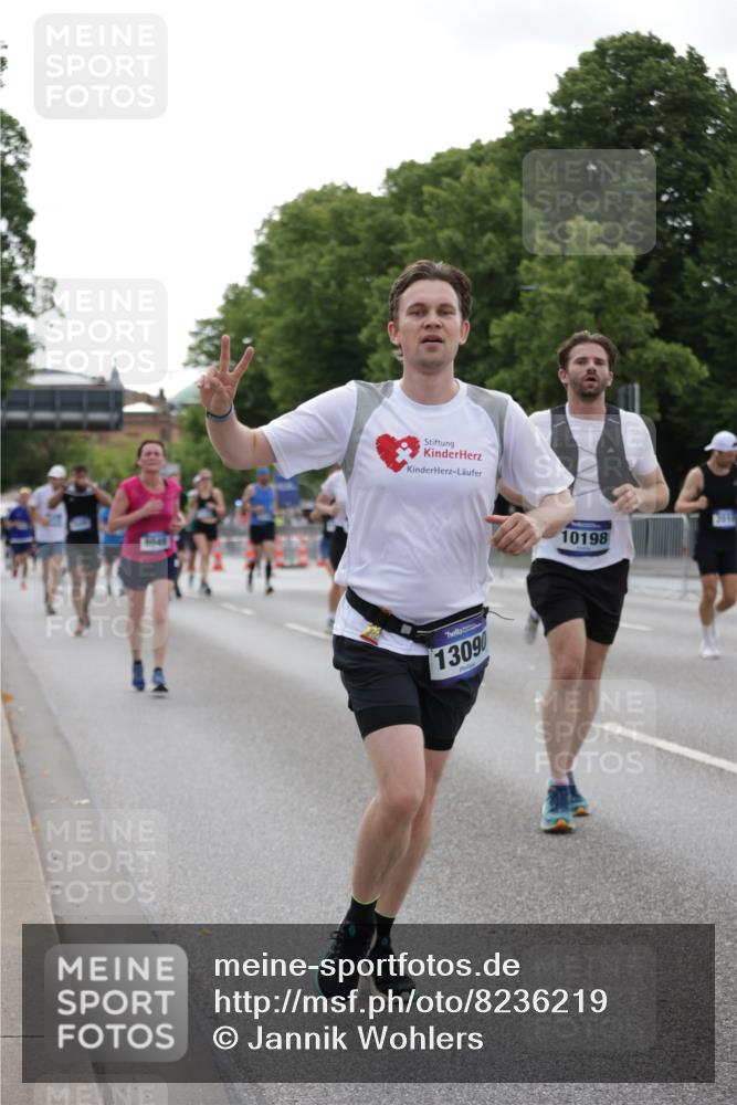 29.06.2025 - hella hamburg halbmarathon Jannik Wohlers http://msf.ph/oto/8236219 29.06.2025 10:28:48 Lombardsbrücke 1230, 2688, 3179, 4161, 4373, 4982, 6345, 7169, 7449, 8048, 8812, 10198, 10641, 10808, 11792, 11803, 11989, 12099, 12404, 12442, 12958, 13090, 15952, 15955, 16673, 16676, 18414 meine-sportfotos.de