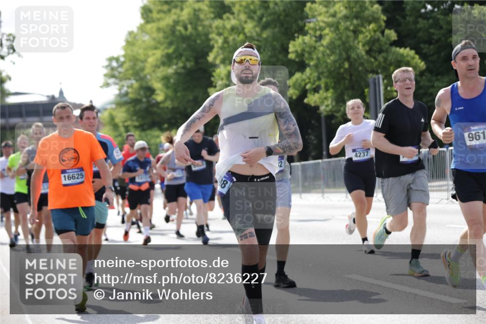 29.06.2025 - hella hamburg halbmarathon Jannik Wohlers http://msf.ph/oto/8236227 29.06.2025 09:53:37 Lombardsbrücke 1098, 1119, 1413, 1424, 1476, 1892, 1902, 2270, 2823, 3785, 4183, 4185, 4235, 4237, 4949, 5528, 6198, 6309, 6831, 7167, 7734, 8023, 8269, 8928, 9043, 9105, 9463, 9482, 9619, 10529, 10792, 11773, 11848, 11936, 12084, 12159, 12203, 12679, 12706, 12724, 13223, 13297, 13554, 14415, 14541, 14730, 15026, 15365, 15611, 15784, 15950, 16081, 16136, 16314, 16466, 16475, 16624, 16625, 16893, 17033, 17363, 17451, 17864, 17997, 18249, 18499, 18790, 19112 meine-sportfotos.de