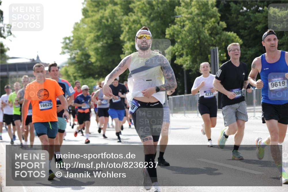 29.06.2025 - hella hamburg halbmarathon Jannik Wohlers http://msf.ph/oto/8236237 29.06.2025 09:53:37 Lombardsbrücke 1098, 1119, 1413, 1424, 1476, 1892, 1902, 2270, 2823, 3785, 4183, 4185, 4235, 4237, 4949, 5528, 6198, 6309, 6831, 7167, 7734, 8023, 8269, 8928, 9043, 9105, 9463, 9482, 9619, 10529, 10792, 11773, 11848, 11936, 12084, 12159, 12203, 12679, 12706, 12724, 13223, 13297, 13554, 14415, 14541, 14730, 15026, 15365, 15611, 15784, 15950, 16081, 16136, 16314, 16466, 16475, 16624, 16625, 16893, 17033, 17363, 17451, 17864, 17997, 18249, 18499, 18790, 19112 meine-sportfotos.de