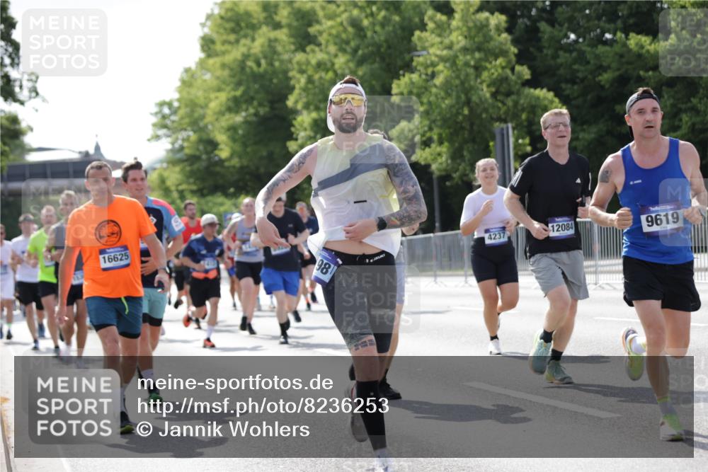 29.06.2025 - hella hamburg halbmarathon Jannik Wohlers http://msf.ph/oto/8236253 29.06.2025 09:53:37 Lombardsbrücke 1098, 1119, 1413, 1424, 1476, 1892, 1902, 2270, 2823, 3785, 4183, 4185, 4235, 4237, 4949, 5528, 6198, 6309, 6831, 7167, 7734, 8023, 8269, 8928, 9043, 9105, 9463, 9482, 9619, 10529, 10792, 11773, 11848, 11936, 12084, 12159, 12203, 12679, 12706, 12724, 13223, 13297, 13554, 14415, 14541, 14730, 15026, 15365, 15611, 15784, 15950, 16081, 16136, 16314, 16466, 16475, 16624, 16625, 16893, 17033, 17363, 17451, 17864, 17997, 18249, 18499, 18790, 19112 meine-sportfotos.de
