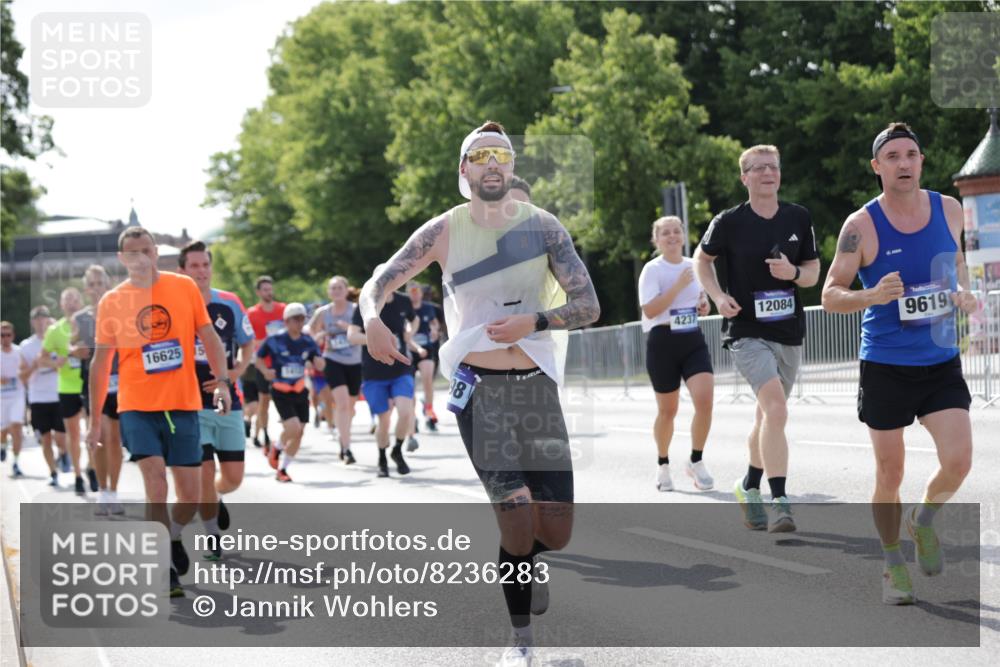 29.06.2025 - hella hamburg halbmarathon Jannik Wohlers http://msf.ph/oto/8236283 29.06.2025 09:53:37 Lombardsbrücke 1098, 1119, 1413, 1424, 1476, 1892, 1902, 2270, 2823, 3785, 4183, 4185, 4235, 4237, 4949, 5528, 6198, 6309, 6831, 7167, 7734, 8023, 8269, 8928, 9043, 9105, 9463, 9482, 9619, 10529, 10792, 11773, 11848, 11936, 12084, 12159, 12203, 12679, 12706, 12724, 13223, 13297, 13554, 14415, 14541, 14730, 15026, 15365, 15611, 15784, 15950, 16081, 16136, 16314, 16466, 16475, 16624, 16625, 16893, 17033, 17363, 17451, 17864, 17997, 18249, 18499, 18790, 19112 meine-sportfotos.de