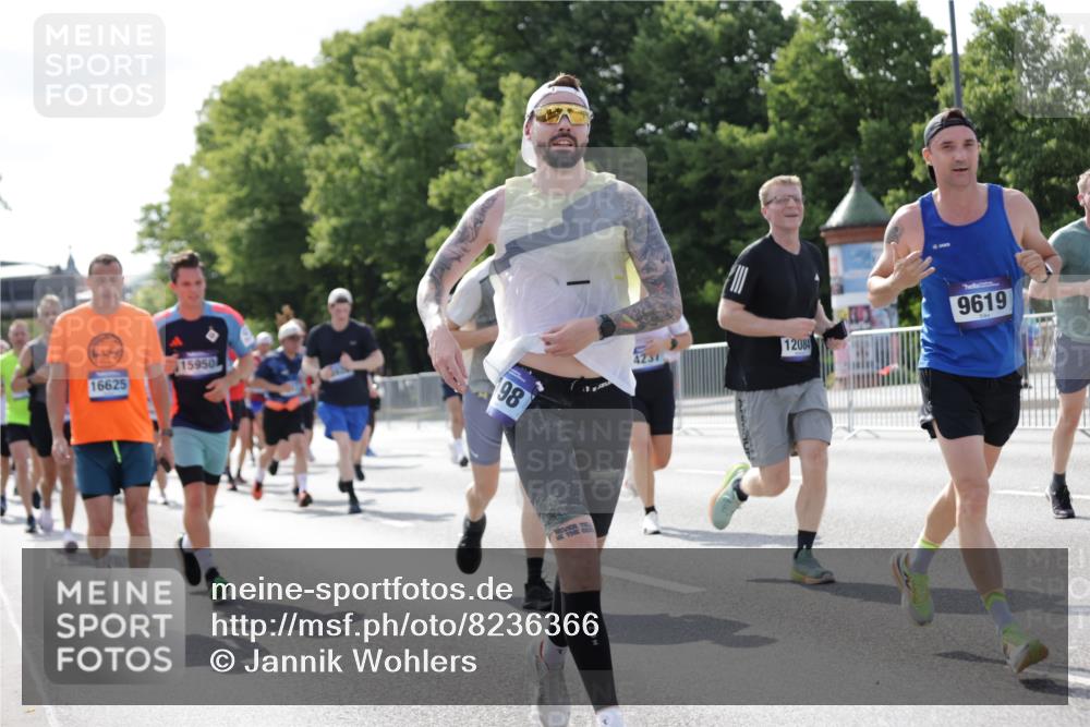 29.06.2025 - hella hamburg halbmarathon Jannik Wohlers http://msf.ph/oto/8236366 29.06.2025 09:53:37 Lombardsbrücke 1098, 1119, 1413, 1424, 1476, 1892, 1902, 2270, 2823, 3785, 4183, 4185, 4235, 4237, 4949, 5528, 6198, 6309, 6831, 7167, 7734, 8023, 8269, 8928, 9043, 9105, 9463, 9482, 9619, 10529, 10792, 11773, 11848, 11936, 12084, 12159, 12203, 12679, 12706, 12724, 13223, 13297, 13554, 14415, 14541, 14730, 15026, 15365, 15611, 15784, 15950, 16081, 16136, 16314, 16466, 16475, 16624, 16625, 16893, 17033, 17363, 17451, 17864, 17997, 18249, 18499, 18790, 19112 meine-sportfotos.de
