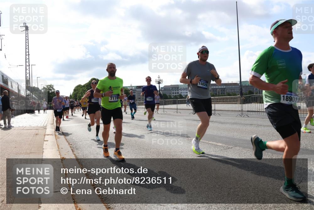 29.06.2025 - hella hamburg halbmarathon Lena Gebhardt http://msf.ph/oto/8236511 29.06.2025 09:56:15 Lombardsbrücke 1061, 1143, 1216, 1257, 1267, 1452, 1499, 1502, 1507, 1592, 1689, 2082, 2083, 2250, 2260, 2504, 2771, 2818, 2864, 2884, 2953, 2996, 3060, 3256, 3296, 3543, 3692, 4033, 4077, 4127, 4346, 4557, 4601, 4833, 5116, 5482, 5600, 5607, 5978, 6115, 6134, 6168, 6511, 6512, 6994, 7056, 7100, 7178, 7224, 7332, 7383, 7583, 7943, 8335, 8514, 8968, 8989, 8996, 9246, 9537, 10596 meine-sportfotos.de