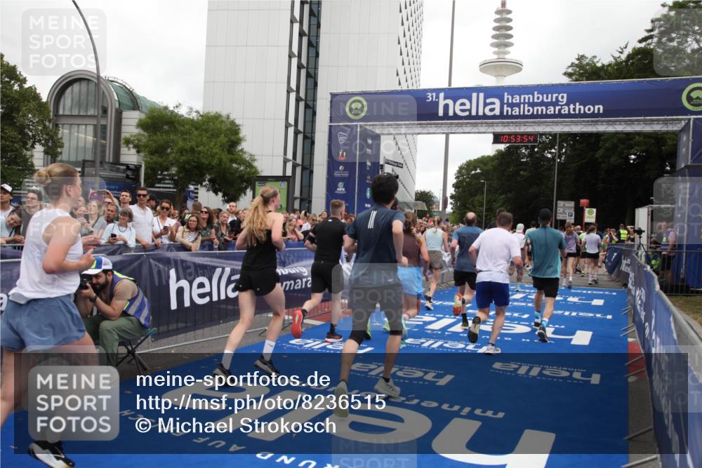 29.06.2025 - hella hamburg halbmarathon Michael Strokosch http://msf.ph/oto/8236515 29.06.2025 10:53:53 Ziel 1422, 1706, 1870, 2518, 5607, 6260, 6877, 7177, 8285, 8335, 9922, 10529, 10891, 12413, 14026, 14818, 15502, 16538, 17740, 18249, 18418, 18487, 18759, 18915, 19177 meine-sportfotos.de