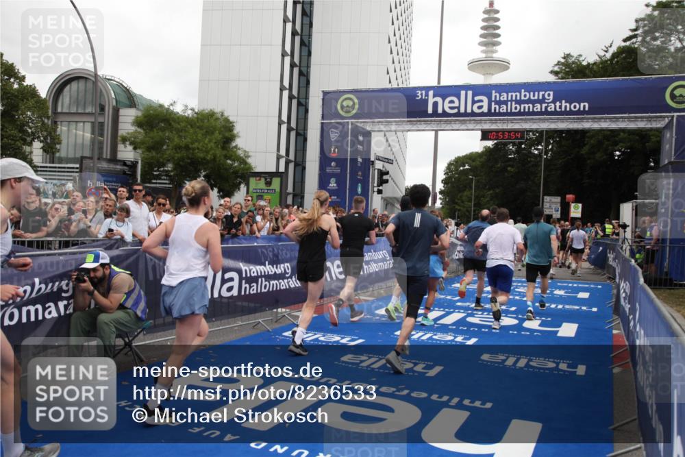 29.06.2025 - hella hamburg halbmarathon Michael Strokosch http://msf.ph/oto/8236533 29.06.2025 10:53:53 Ziel 1422, 1706, 1870, 2518, 5607, 6260, 6877, 7177, 8285, 8335, 9922, 10529, 10891, 12413, 14026, 14818, 15502, 16538, 17740, 18249, 18418, 18487, 18759, 18915, 19177 meine-sportfotos.de