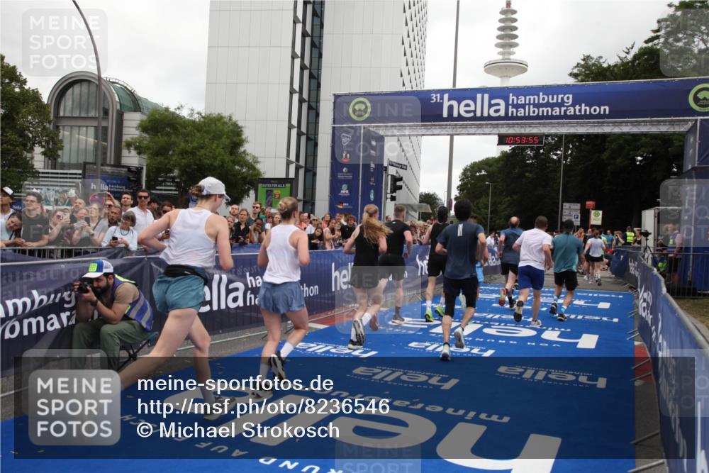29.06.2025 - hella hamburg halbmarathon Michael Strokosch http://msf.ph/oto/8236546 29.06.2025 10:53:53 Ziel 1422, 1706, 1870, 2518, 5607, 6260, 6877, 7177, 8285, 8335, 9922, 10529, 10891, 12413, 14026, 14818, 15502, 16538, 17740, 18249, 18418, 18487, 18759, 18915, 19177 meine-sportfotos.de