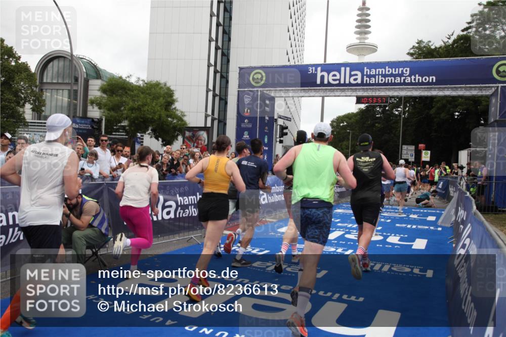 29.06.2025 - hella hamburg halbmarathon Michael Strokosch http://msf.ph/oto/8236613 29.06.2025 10:53:56 Ziel 1422, 1706, 1870, 5607, 6260, 7177, 7395, 7973, 9922, 10529, 10891, 12413, 14026, 14175, 15502, 16477, 16538, 17740, 18249, 18418, 18487, 18759, 18831, 18879, 18915, 19177 meine-sportfotos.de