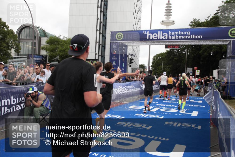 29.06.2025 - hella hamburg halbmarathon Michael Strokosch http://msf.ph/oto/8236699 29.06.2025 10:53:59 Ziel 1706, 1870, 2432, 6374, 6481, 7395, 7918, 7973, 8394, 10891, 11789, 12413, 13032, 13869, 14026, 14175, 16477, 16538, 18418, 18831, 18879, 18915, 19177 meine-sportfotos.de
