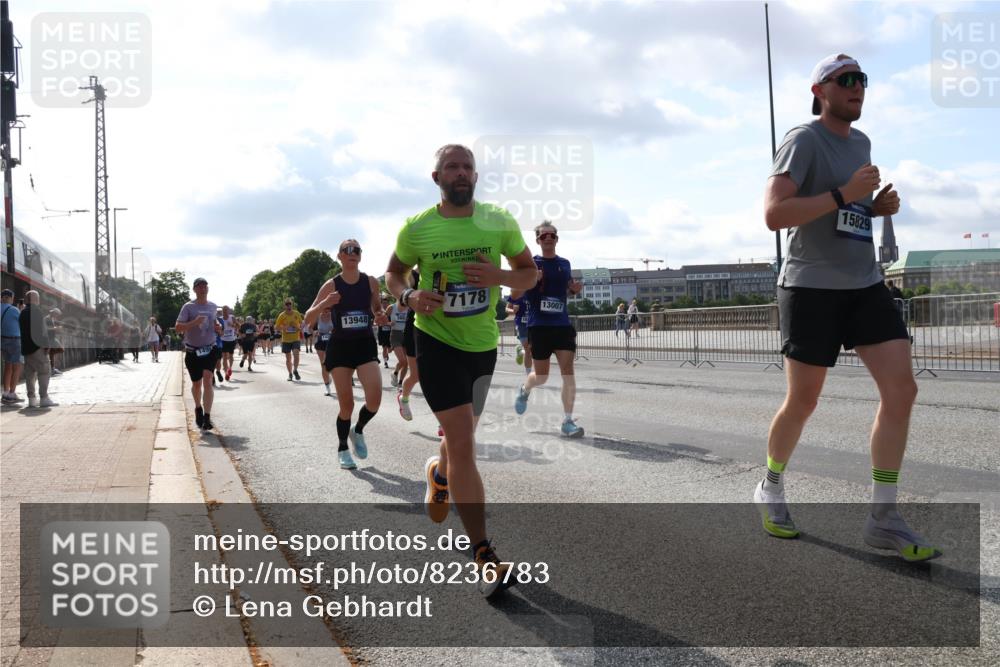 29.06.2025 - hella hamburg halbmarathon Lena Gebhardt http://msf.ph/oto/8236783 29.06.2025 09:56:16 Lombardsbrücke 1061, 1143, 1216, 1257, 1267, 1452, 1499, 1502, 1507, 1592, 1628, 1689, 1877, 2082, 2083, 2250, 2260, 2504, 2771, 2818, 2864, 2953, 2996, 3060, 3256, 3296, 3543, 3692, 4033, 4077, 4127, 4346, 4557, 4601, 4711, 4833, 5116, 5482, 5600, 5607, 5978, 6115, 6134, 6168, 6511, 6512, 7056, 7100, 7178, 7224, 7332, 7383, 7583, 7943, 8335, 8514, 8968, 8989, 8996, 9246, 9537, 10596 meine-sportfotos.de