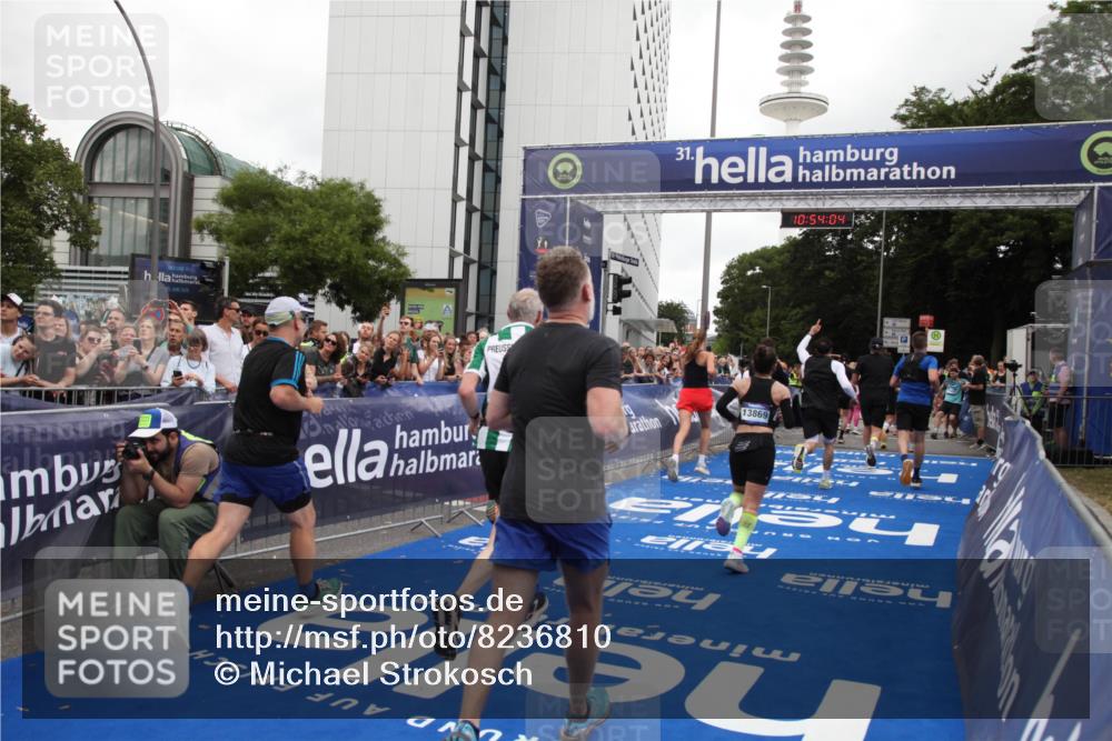 29.06.2025 - hella hamburg halbmarathon Michael Strokosch http://msf.ph/oto/8236810 29.06.2025 10:54:03 Ziel 1151, 1815, 2432, 3096, 6356, 6374, 6481, 7395, 7918, 7973, 8394, 9032, 11789, 13032, 13869, 14175, 16477, 17348, 18308, 18831, 18879 meine-sportfotos.de