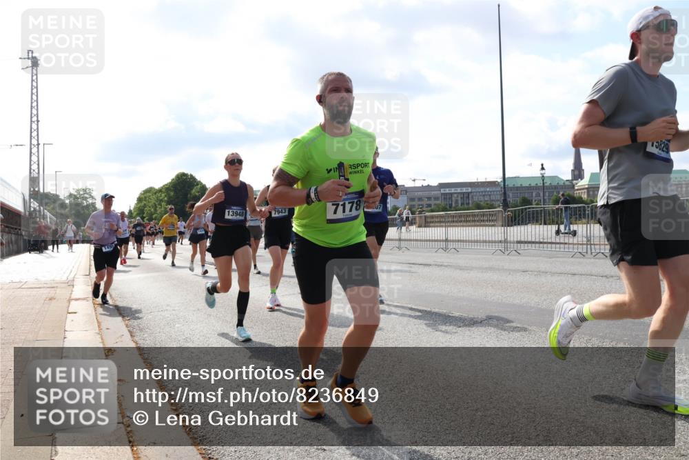 29.06.2025 - hella hamburg halbmarathon Lena Gebhardt http://msf.ph/oto/8236849 29.06.2025 09:56:16 Lombardsbrücke 1061, 1143, 1216, 1257, 1267, 1452, 1499, 1502, 1507, 1592, 1628, 1689, 1877, 2082, 2083, 2250, 2260, 2504, 2771, 2818, 2864, 2953, 2996, 3060, 3256, 3296, 3543, 3692, 4033, 4077, 4127, 4346, 4557, 4601, 4711, 4833, 5116, 5482, 5600, 5607, 5978, 6115, 6134, 6168, 6511, 6512, 7056, 7100, 7178, 7224, 7332, 7383, 7583, 7943, 8335, 8514, 8968, 8989, 8996, 9246, 9537, 10596 meine-sportfotos.de