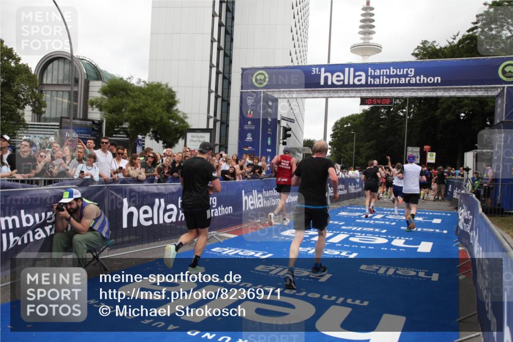 29.06.2025 - hella hamburg halbmarathon Michael Strokosch http://msf.ph/oto/8236971 29.06.2025 10:54:07 Ziel 1151, 1410, 1815, 2432, 3096, 3208, 3209, 6356, 6374, 6581, 8394, 9032, 11499, 11789, 12379, 13869, 16871, 17348, 18308 meine-sportfotos.de