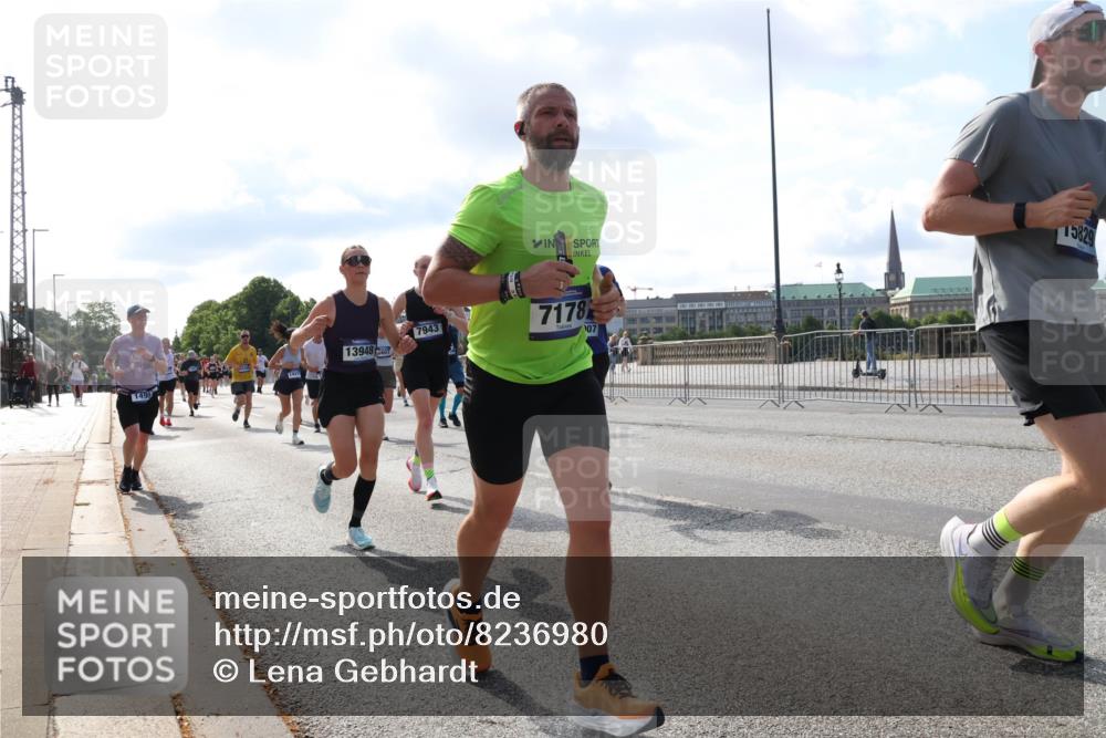 29.06.2025 - hella hamburg halbmarathon Lena Gebhardt http://msf.ph/oto/8236980 29.06.2025 09:56:16 Lombardsbrücke 1061, 1143, 1216, 1257, 1267, 1452, 1499, 1502, 1507, 1592, 1628, 1689, 1877, 2082, 2083, 2250, 2260, 2504, 2771, 2818, 2864, 2953, 2996, 3060, 3256, 3296, 3543, 3692, 4033, 4077, 4127, 4346, 4557, 4601, 4711, 4833, 5116, 5482, 5600, 5607, 5978, 6115, 6134, 6168, 6511, 6512, 7056, 7100, 7178, 7224, 7332, 7383, 7583, 7943, 8335, 8514, 8968, 8989, 8996, 9246, 9537, 10596 meine-sportfotos.de