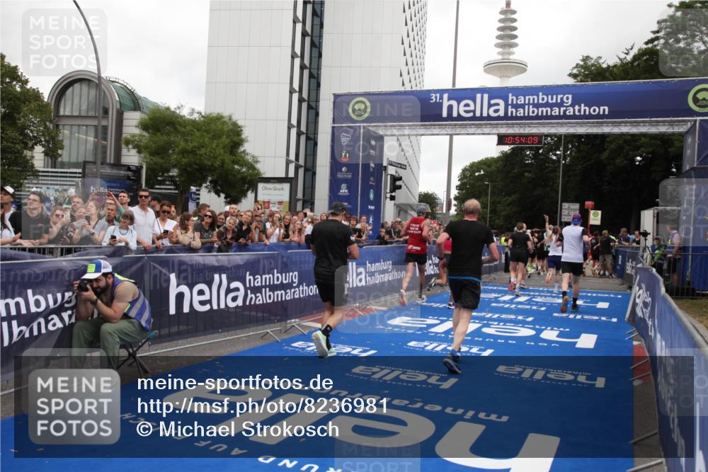 29.06.2025 - hella hamburg halbmarathon Michael Strokosch http://msf.ph/oto/8236981 29.06.2025 10:54:07 Ziel 1151, 1410, 1815, 2432, 3096, 3208, 3209, 6356, 6374, 6581, 8394, 9032, 11499, 11789, 12379, 13869, 16871, 17348, 18308 meine-sportfotos.de