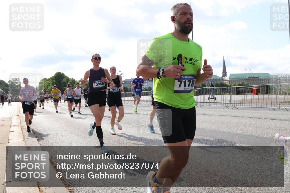 29.06.2025 - hella hamburg halbmarathon Lena Gebhardt http://msf.ph/oto/8237074 29.06.2025 09:56:16 Lombardsbrücke 1061, 1143, 1216, 1257, 1267, 1452, 1499, 1502, 1507, 1592, 1628, 1689, 1877, 2082, 2083, 2250, 2260, 2504, 2771, 2818, 2864, 2953, 2996, 3060, 3256, 3296, 3543, 3692, 4033, 4077, 4127, 4346, 4557, 4601, 4711, 4833, 5116, 5482, 5600, 5607, 5978, 6115, 6134, 6168, 6511, 6512, 7056, 7100, 7178, 7224, 7332, 7383, 7583, 7943, 8335, 8514, 8968, 8989, 8996, 9246, 9537, 10596 meine-sportfotos.de