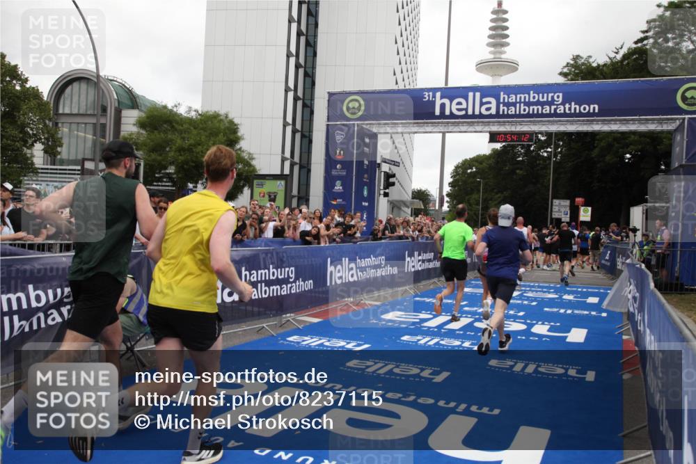 29.06.2025 - hella hamburg halbmarathon Michael Strokosch http://msf.ph/oto/8237115 29.06.2025 10:54:11 Ziel 1410, 3208, 3209, 5638, 6294, 6581, 8390, 9032, 9791, 11499, 12379, 13397, 13794, 15524, 16871, 17348 meine-sportfotos.de