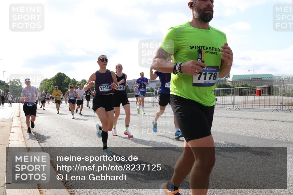 29.06.2025 - hella hamburg halbmarathon Lena Gebhardt http://msf.ph/oto/8237125 29.06.2025 09:56:17 Lombardsbrücke 1061, 1143, 1216, 1257, 1267, 1452, 1499, 1502, 1507, 1592, 1628, 1689, 1877, 2082, 2083, 2250, 2260, 2504, 2771, 2818, 2864, 2953, 2996, 3060, 3256, 3296, 3543, 4033, 4077, 4127, 4346, 4557, 4711, 4833, 5116, 5482, 5600, 5607, 5978, 6115, 6134, 6168, 6511, 6512, 7056, 7100, 7178, 7224, 7332, 7383, 7583, 7943, 8335, 8514, 8968, 8989, 8996, 9246, 9537, 10596 meine-sportfotos.de