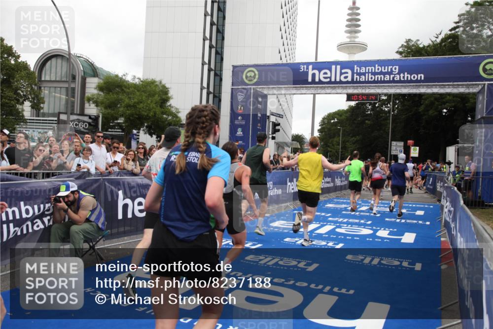 29.06.2025 - hella hamburg halbmarathon Michael Strokosch http://msf.ph/oto/8237188 29.06.2025 10:54:12 Ziel 1410, 3208, 3209, 3898, 5638, 6294, 6443, 6581, 8390, 9032, 9791, 11499, 12213, 12379, 13397, 13794, 15524, 16780, 16871 meine-sportfotos.de