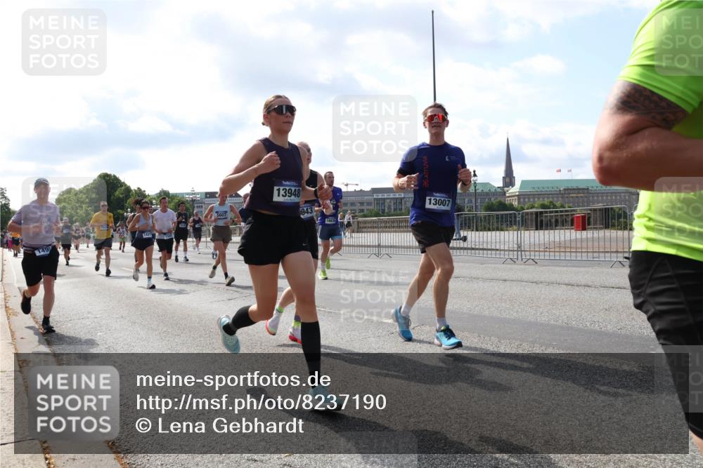 29.06.2025 - hella hamburg halbmarathon Lena Gebhardt http://msf.ph/oto/8237190 29.06.2025 09:56:17 Lombardsbrücke 1061, 1143, 1216, 1257, 1267, 1452, 1499, 1502, 1507, 1592, 1628, 1689, 1877, 2082, 2083, 2250, 2260, 2504, 2771, 2818, 2864, 2953, 2996, 3060, 3256, 3296, 3543, 4033, 4077, 4127, 4346, 4557, 4711, 4833, 5116, 5482, 5600, 5607, 5978, 6115, 6134, 6168, 6511, 6512, 7056, 7100, 7178, 7224, 7332, 7383, 7583, 7943, 8335, 8514, 8968, 8989, 8996, 9246, 9537, 10596 meine-sportfotos.de