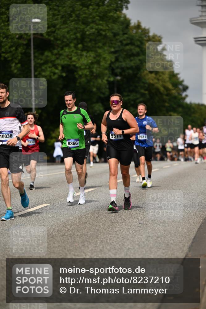 29.06.2025 - hella hamburg halbmarathon Dr. Thomas Lammeyer http://msf.ph/oto/8237210 29.06.2025 10:13:49 Kennedybrücke 1573, 1838, 3921, 5511, 7042, 7187, 7333, 7636, 8219, 8890, 9366, 9434, 9674, 9781, 10036, 10943, 11027 meine-sportfotos.de