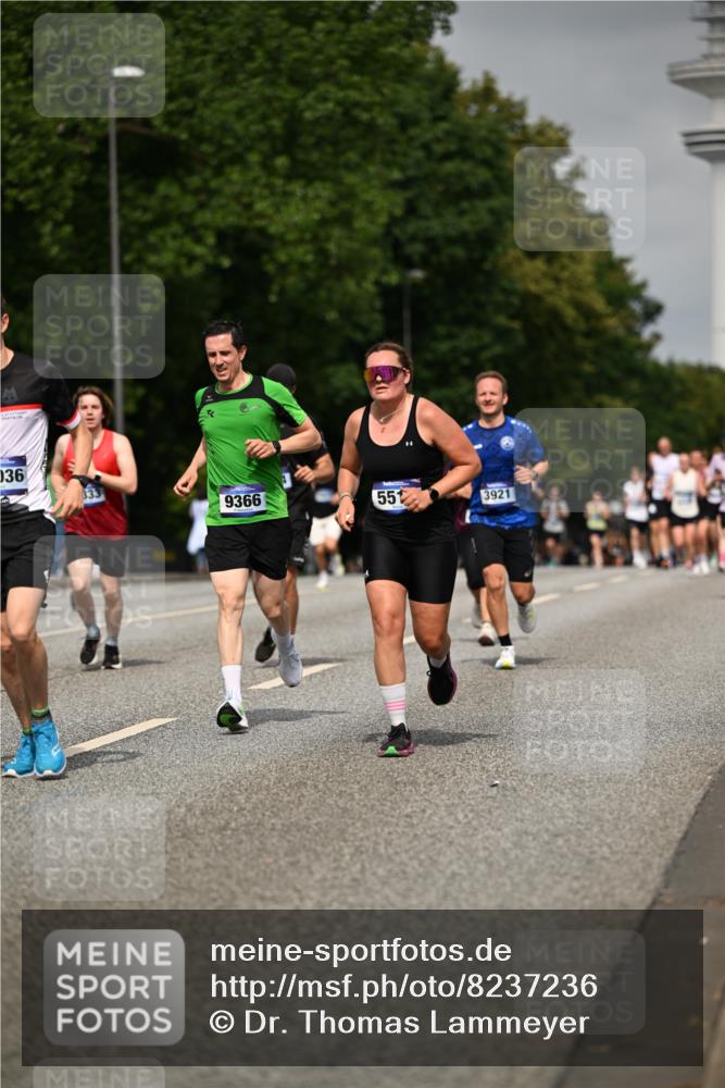 29.06.2025 - hella hamburg halbmarathon Dr. Thomas Lammeyer http://msf.ph/oto/8237236 29.06.2025 10:13:49 Kennedybrücke 1573, 1838, 3921, 5511, 7042, 7187, 7333, 7636, 8219, 8890, 9366, 9434, 9674, 9781, 10036, 10943, 11027 meine-sportfotos.de