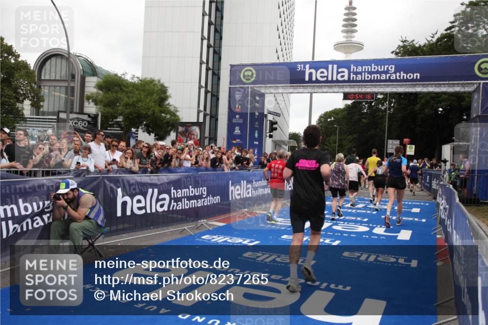 29.06.2025 - hella hamburg halbmarathon Michael Strokosch http://msf.ph/oto/8237265 29.06.2025 10:54:15 Ziel 1410, 3177, 3208, 3209, 3898, 5638, 6082, 6084, 6294, 6443, 6581, 8390, 9791, 12213, 13033, 13397, 13794, 15169, 15524, 16780, 16871 meine-sportfotos.de