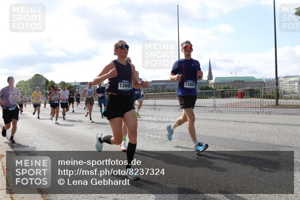 29.06.2025 - hella hamburg halbmarathon Lena Gebhardt http://msf.ph/oto/8237324 29.06.2025 09:56:17 Lombardsbrücke 1061, 1143, 1216, 1257, 1267, 1452, 1499, 1502, 1507, 1592, 1628, 1689, 1877, 2082, 2083, 2250, 2260, 2504, 2771, 2818, 2864, 2953, 2996, 3060, 3256, 3296, 3543, 4033, 4077, 4127, 4346, 4557, 4711, 4833, 5116, 5482, 5600, 5607, 5978, 6115, 6134, 6168, 6511, 6512, 7056, 7100, 7178, 7224, 7332, 7383, 7583, 7943, 8335, 8514, 8968, 8989, 8996, 9246, 9537, 10596 meine-sportfotos.de