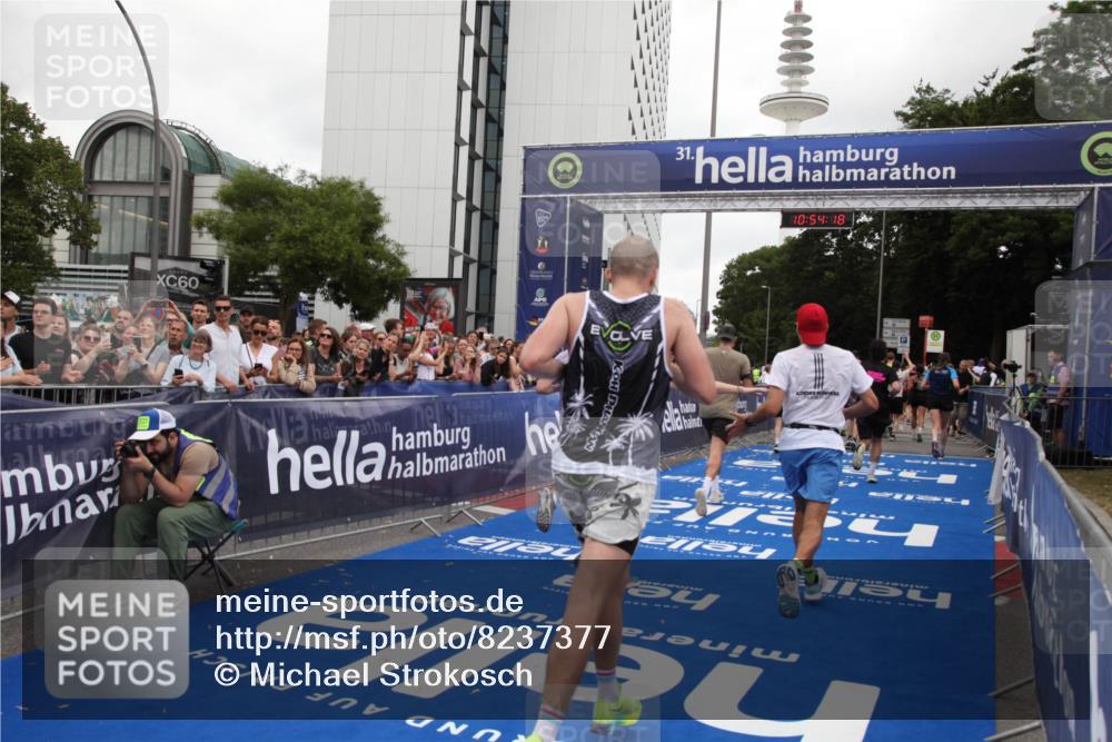 29.06.2025 - hella hamburg halbmarathon Michael Strokosch http://msf.ph/oto/8237377 29.06.2025 10:54:17 Ziel 3103, 3177, 3861, 3898, 5638, 6082, 6084, 6294, 6443, 7274, 8223, 8390, 9791, 12213, 13033, 13397, 13794, 15169, 15524, 16527, 16780, 17087 meine-sportfotos.de